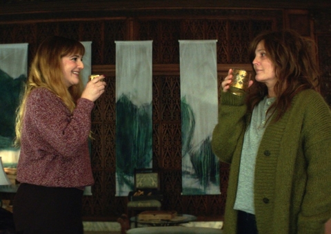 Drew Barrymore é ‘Duas por Uma’ em comédia da Netflix; assista