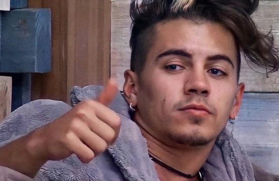 Fã cria robôs e monta central para manter Biel em A Fazenda