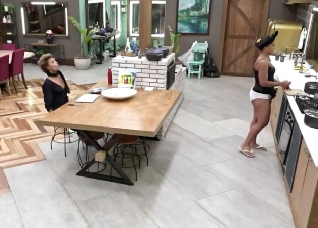 Lidi reclama de perfume de Jojo e dispara: 'Prefiro um sovaco fedorento'