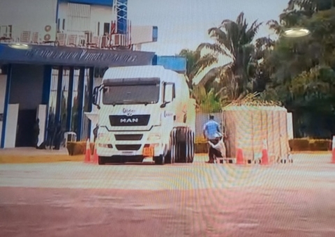 Avião com mais de 9 toneladas de oxigênio chega a Manaus