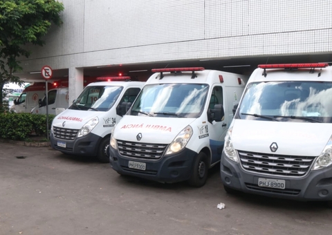 Ambulâncias lotam entrada do Hospital 28 de Agosto neste sábado 