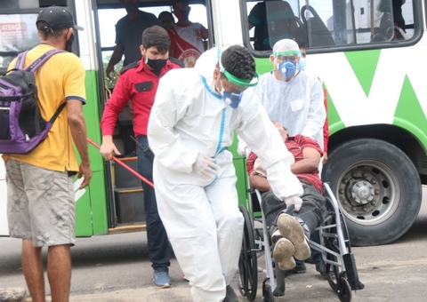 Idoso chega desmaiado em ônibus coletivo em hospital de Manaus 