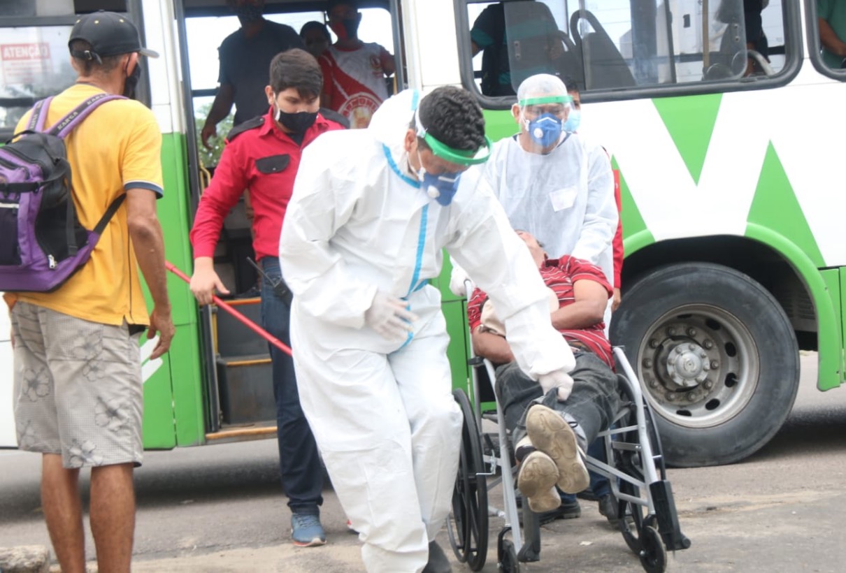 Idoso chega desmaiado em ônibus coletivo em hospital de Manaus 