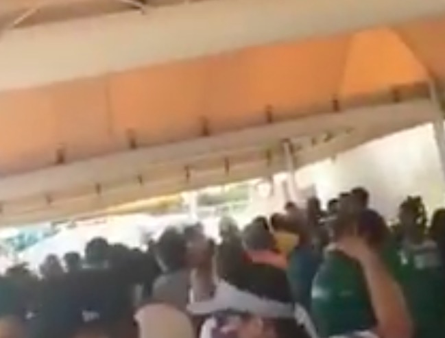 Vídeo mostra aglomeração na 'corrida' para compra de oxigênio em Manaus