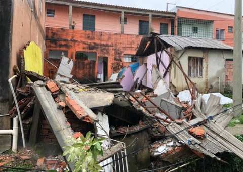 Casa desaba durante chuva torrencial em Manaus