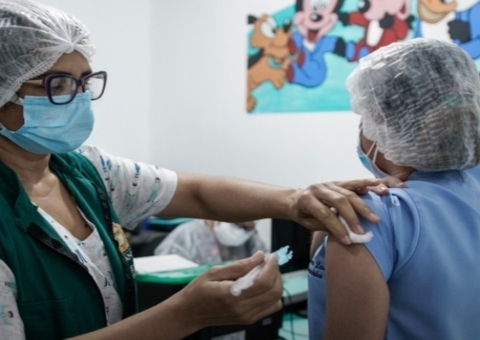 Prefeitura de Manaus proíbe servidores de publicarem imagens de vacinação