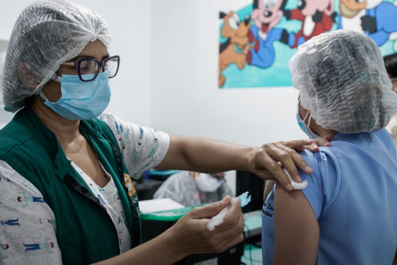 Prefeitura de Manaus proíbe servidores de publicarem imagens de vacinação