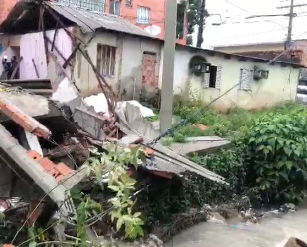 Alagações e risco de desabamentos deixam população em pânico em Manaus