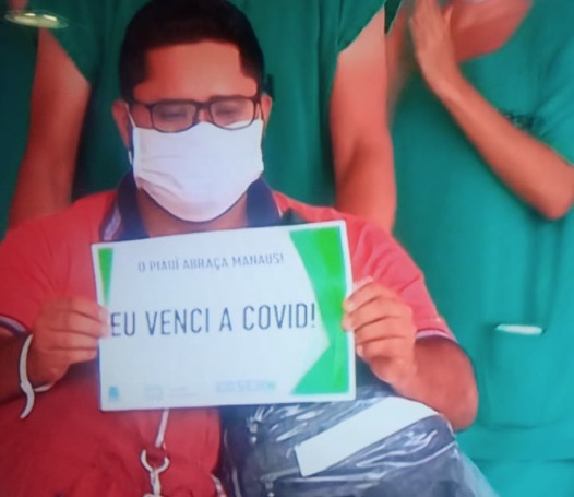 Recuperados da covid, pacientes de Manaus deixam hospital no Piauí