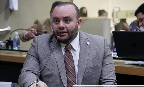 Deputado propõe aumento no valor de auxílio emergencial em Manaus