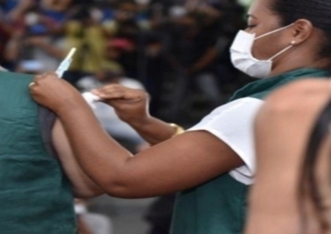 Nomes repetidos aparecem em lista oficial de vacinados em Manaus 