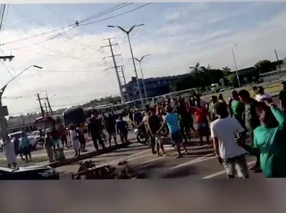 Contra decreto, feirantes fecham Bola do Produtor em protesto em Manaus