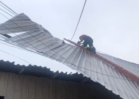 Chuva forte causa destelhamento de casas em Manaus; Veja vídeo