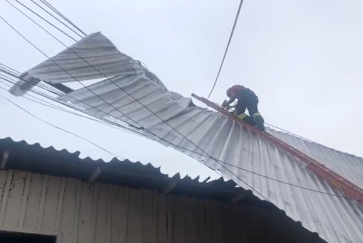 Chuva forte causa destelhamento de casas em Manaus; Veja vídeo