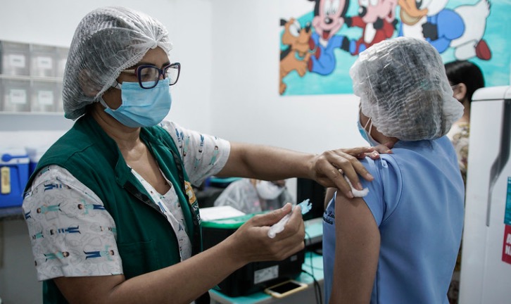 Novo posto de vacinação é aberto aos profissionais da saúde em Manaus