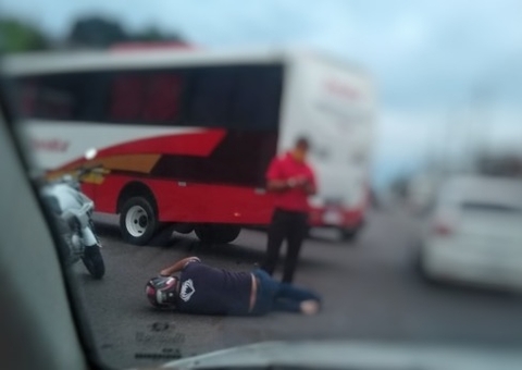 Motociclista fica ferido ao colidir com micro-ônibus em Manaus
