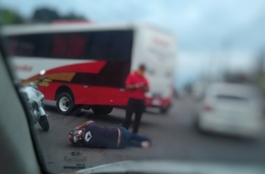 Motociclista fica ferido ao colidir com micro-ônibus em Manaus