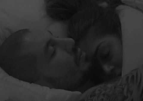 BBB15: Na cama com Fernando, Amanda provoca e o clima esquenta: 'Deita que vou lhe usar'