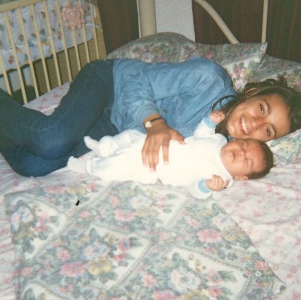 Andressa Urach aparece irreconhecível em foto antiga com o filho