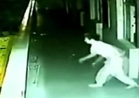 Jovem sonâmbulo se joga de prédio na China