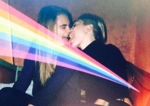   Miley Cyrus dá beijo de língua na top model queridinha Cara Delevigne