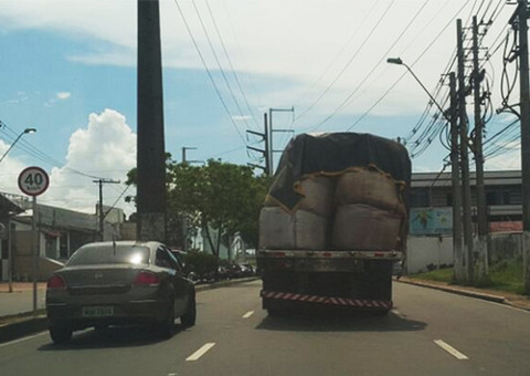 Carga mal amarrada coloca em risco vida de motoristas