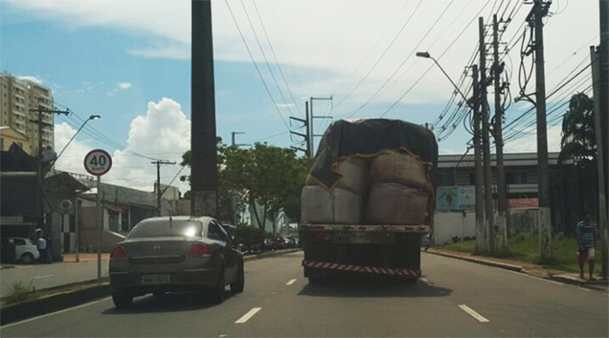 Carga mal amarrada coloca em risco vida de motoristas