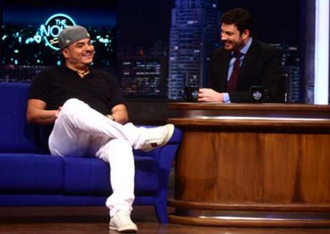  "Mendigo" confessa no 'The Noite' que encoxava mulheres no ônibus