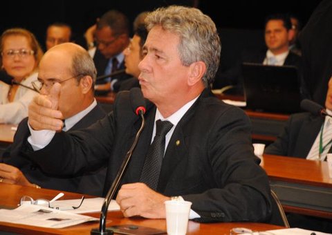 Projeto prevê multa para quem usar telefone para fazer trote