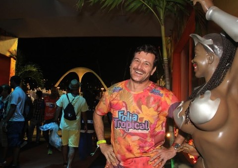 Boneco de passista seminua empolga ator global