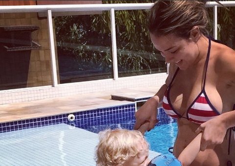  De biquíni, mãe do filho de Neymar se diverte com o herdeiro