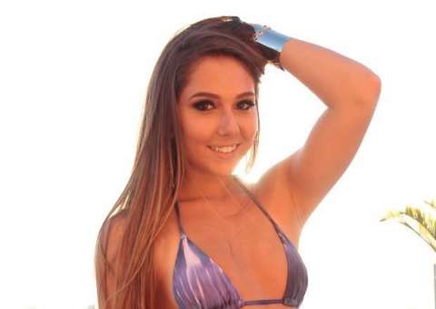  Carol Portalupi grava vídeo onde aparece de biquíni e pedindo para o pai depositar sua mesada