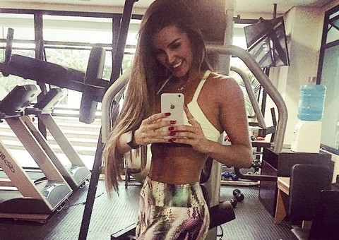 Carol Muniz sensualiza em selfie e mostra barriga chapada 