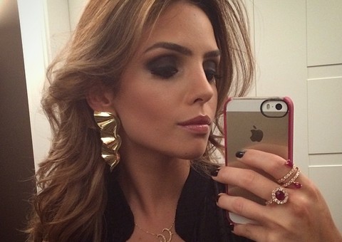 Carol Celico desabafa na web após separação