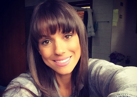 Carol Dias posa de sutiã e mostra corpão em campanha