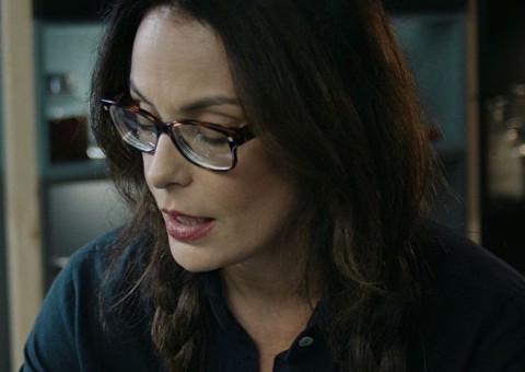 Grávida aos 46, Carolina Ferraz ganha indenização após foto em site pornô