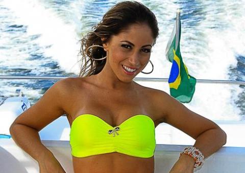 Panicat Carol Narizinho grava clipe no litoral de São Paulo