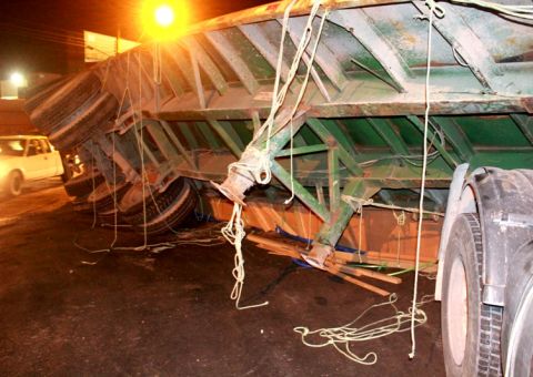 Com pneus gastos, mais uma carreta tomba ameaçando vidas em Manaus