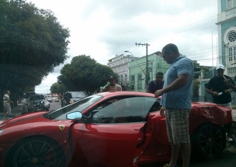 Ferrari avança sinal e bate em árvore na Ferreira Pena