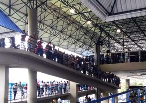 Usuário faz fila quilométrica para comprar crédito no T-5