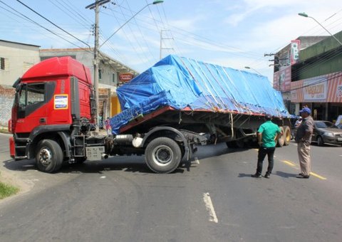 Carreta com excesso de carga obstrui avenida Tefé