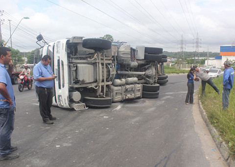 Carreta tomba no Armando Mendes e fere dois