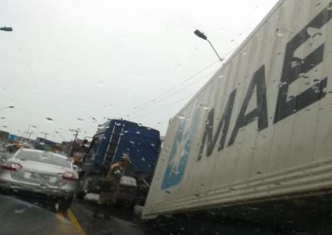 Carreta quase causa acidente em frente à FCecon