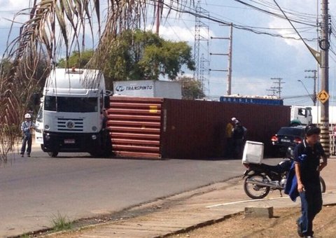 Carreta tomba na bola da Gillette