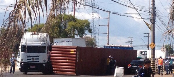 Carreta tomba na bola da Gillette