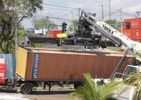 Carreta tomba sobre outra perto do Chibatão