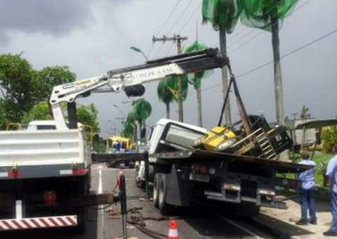 Carreta transportando trator tomba e destrói parada de ônibus