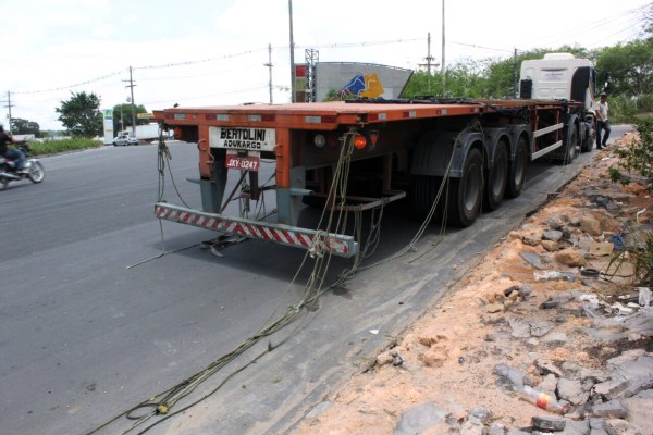 Carreta tomba e carga põe em risco veículos próximos