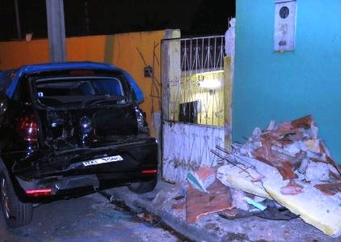 Carreta desatrela e atinge dois carros e três casas 