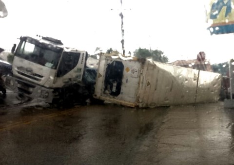 Carreta tomba no Morro da liberdade e provoca transtorno ao trânsito
